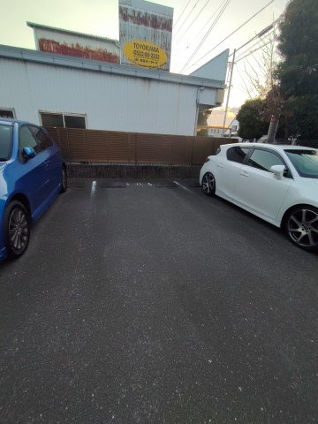 ピュアステージの駐車場