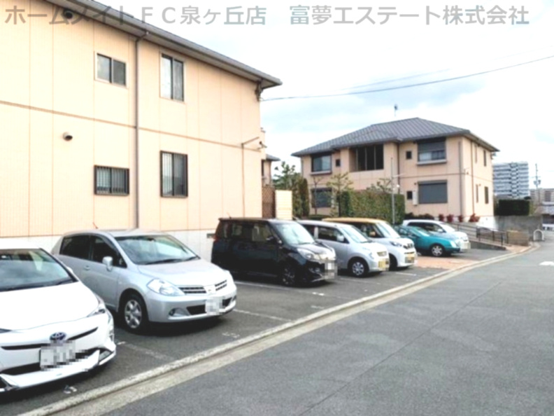 ガーデンパークC棟の駐車場