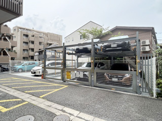 【駐車場】 | マンションの駐車場スペース。空きの有無や駐車料金、サイズ規定などについては、改めてお問い合わせください。～即日のご見学可能～　お問合せはお気軽にどうぞ。