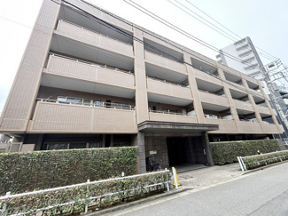 【外観】 | 手入れの行き届いた外壁やエントランスなど、「見ればわかる」レベルで清潔感を保ったマンションです。築年数を感じさせない姿で皆様をお出迎えします。～即日のご見学可能～　お問合せはお気軽にどうぞ。