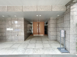 【エントランス】 | オートロックを備えた、マンションのエントランス。やはりセキュリティの観点は欠かすことができません。皆様を“安全”に送り出し、出迎えてくれます。～即日のご見学可能～　お問合せはお気軽にどうぞ。