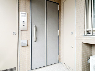 【その他共用部分】 | ダブルロック式の玄関ドアが皆様をお出迎え。お部屋のセキュリティの観点からも、うれしい設備ですね。玄関の色もシックで良い感じです。～即日のご見学可能～　お問合せはお気軽にどうぞ。