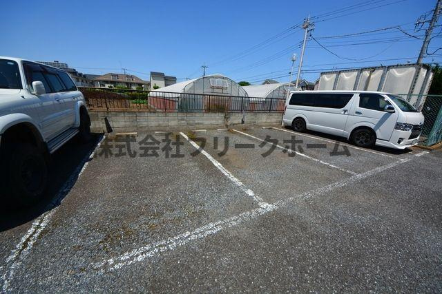 西東京市新町４丁目の賃貸マンションの駐車場
