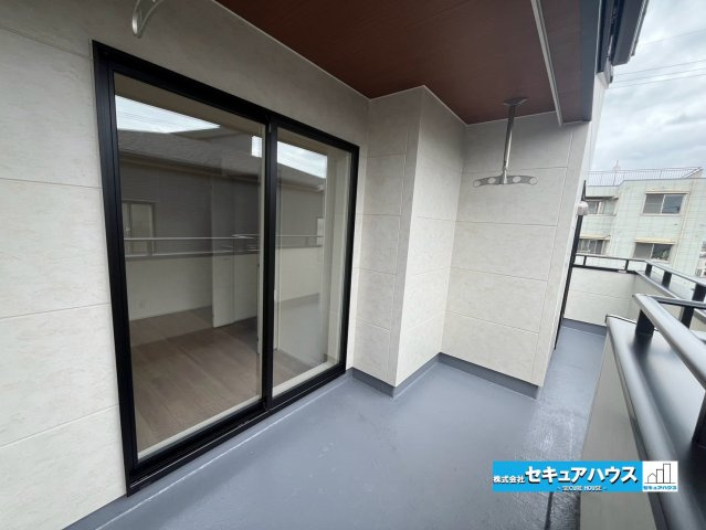 【今からご案内可能】知多市つつじが丘3丁目　全2棟のバルコニー|【バルコニー】
◆見晴らしもよく、太陽の温かな温もりをめいっぱい受け止めてくれます。
太陽の光と爽やかな風を受けたお洗濯物はあっという間に乾き、取りこむ時には太陽の匂いを感じられそうですね。　