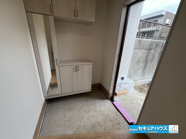 【今からご案内可能】知多市つつじが丘3丁目　全2棟の玄関|【玄関】
◆お家に出会う人々を迎える玄関だからこそ、広々清潔感あふれる空間にしたいものです。採光・通風にも配慮された設計で毎日明るい空間をキープします♪