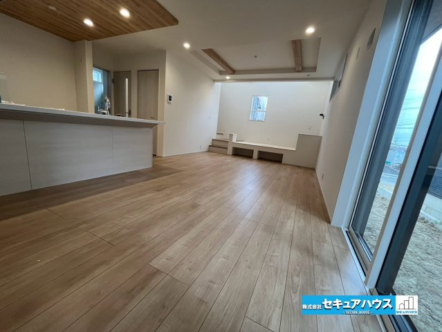 【今からご案内可能】知多市つつじが丘3丁目　全2棟の居間・リビング|【LDK】
◆通学から帰宅し、リビングルームで会話を楽しむ子ども達。リビングから臨む景色は太陽色に染まり、解放感溢れゆったりとしたひと時を過ごすことが出来る素敵な空間です。