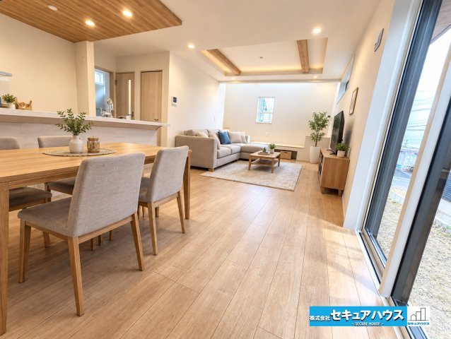 【今からご案内可能】知多市つつじが丘3丁目　全2棟の居間・リビング|【LDK】
◆日当たりが良く温かい広々リビングは家族の団らんスペースになります。