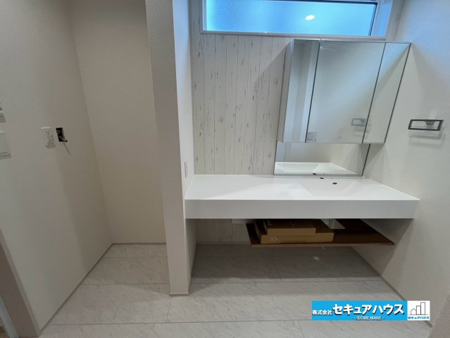 【今からご案内可能】知多市つつじが丘3丁目　全2棟のその他|【洗面台】
◆鏡の裏にはたっぷりと収納スペースを標準装備！
◆電源を付属しているのでドライヤーなど利用できます。
