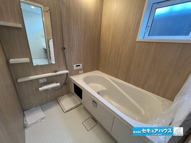 【今からご案内可能】知多市つつじが丘3丁目　全2棟の浴室|【浴室】
◆アクセントパネルで落ち着きのある雰囲気を演出します。毎日の疲れを癒やすバスタイムをお楽しみ下さい！
◆窓付きで、カビの繁殖を抑える効果があります。