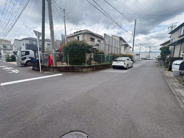 鶴ヶ島市脚折町1丁目　建築条件付売地　東武東上線『坂戸駅』徒歩12分　【長久保小学区】の前面道路含む現地写真