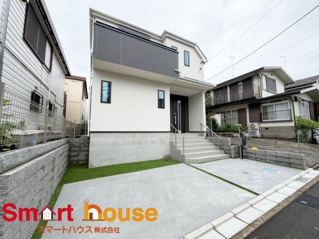 大和市代官４丁目の外観|周囲の街並みと青空に生えるお洒落な仕上がり！周囲には高い建物のないエリア。青い空が大きく感じますね♪