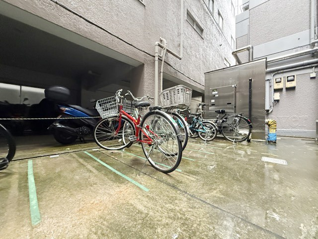 【駐輪場】 | ダイヤハイツサウス大森 | 自転車置き場。マンションの共用部にあたります。空きの有無や駐輪料金、各戸の台数制限などについては、改めてお問い合わせください。～即日のご見学可能～　お問合せはお気軽にどうぞ。
