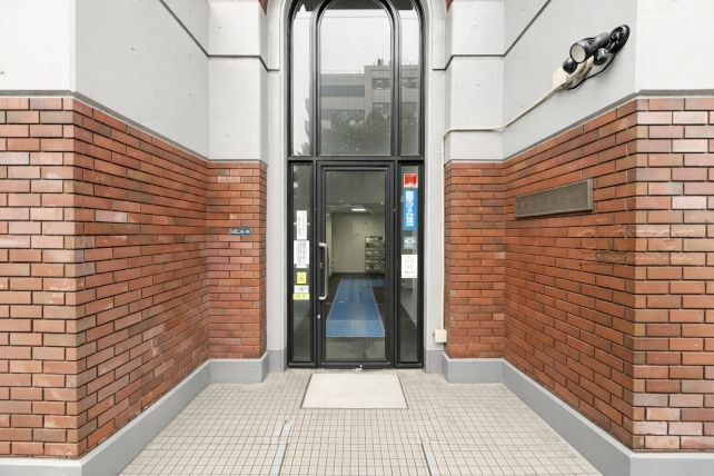 【エントランス】 | ダイヤハイツサウス大森 | お客様を、そして住人を出迎えてくれるマンションのエントランス。ゴミが落ちていないことからも、管理状態の良さや住民の節度の高さが見て取れます。～即日のご見学可能～　お問合せはお気軽にどうぞ。
