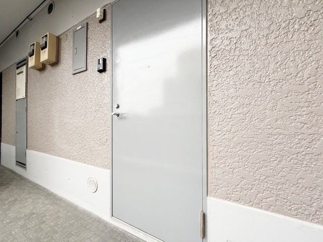 【その他共用部分】 | ダイヤハイツサウス大森 | 皆様をお迎えする、お部屋の玄関ドア。開けやすさや開放角度、ドアノブの操作しやすさや鍵の形状などを、現地で一度ご確認ください。～即日のご見学可能～　お問合せはお気軽にどうぞ。

