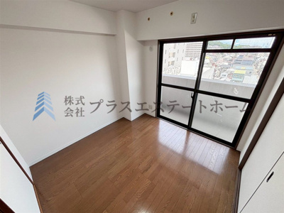 【洋室】 | シーガルパレス板宿 | 木目調のフローリング材でナチュラルな見た目のため暖かく落ち着いた雰囲気のお部屋です♪