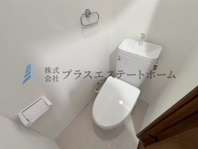 【トイレ】 | シーガルパレス板宿 | 温水洗浄便座付きで、通年快適に利用できます。棚があるので、ペーパー類や掃除用具などをすっきりと収納できます♪