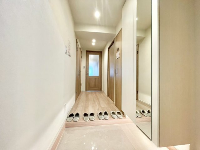ハイホーム本陣の玄関|お出かけ前の身だしなみチェックに役立つ鏡と収納完備の玄関です。

現地ご見学希望・資料請求などお気軽にお問い合わせ下さい！
03-5990-5201