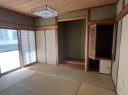高知市昭和町の中古一戸建の和室|床の間付きの本格和室。客間やお子様の遊び場としても活躍します。