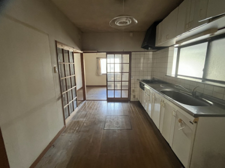 高知市昭和町の中古一戸建のキッチン|壁付けキッチンで作業スペースを広く確保。家事もスムーズに進みます。