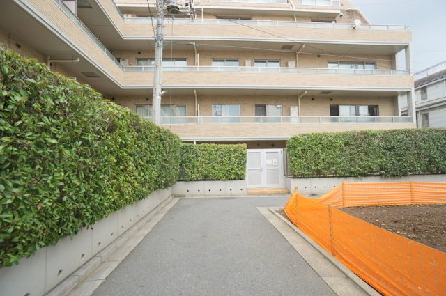市谷砂土原町３　土地の前面道路含む現地写真|北西側私道　幅員約4.0m　間口約4.51m