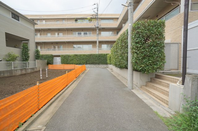 市谷砂土原町３　土地の前面道路含む現地写真|北東側私道　幅員約4.0m　間口約14.51m
