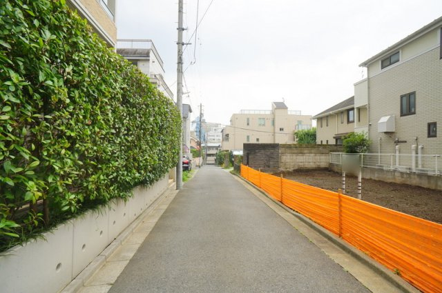 市谷砂土原町３　土地の前面道路含む現地写真|北東側私道　幅員約4.0m　間口約14.51m
