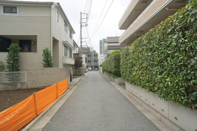 市谷砂土原町３　土地の前面道路含む現地写真|北西側私道　幅員約4.0m　間口約4.51m