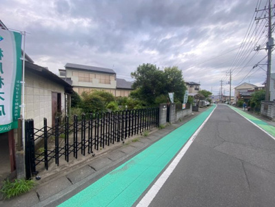 【前面道路含む現地写真】 | 【日の出第9期　現地外観】
※令和８年７月時点