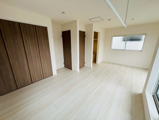 【BLOOMING GARDEN】　久喜市栗原4丁目　全3邸の洋室|〇１号棟　洋室　5.25帖+5.25帖〇
間仕切り対応可の2階洋室。お子様の成長に合わせて間取りを変えることができます♪
2026年6月撮影