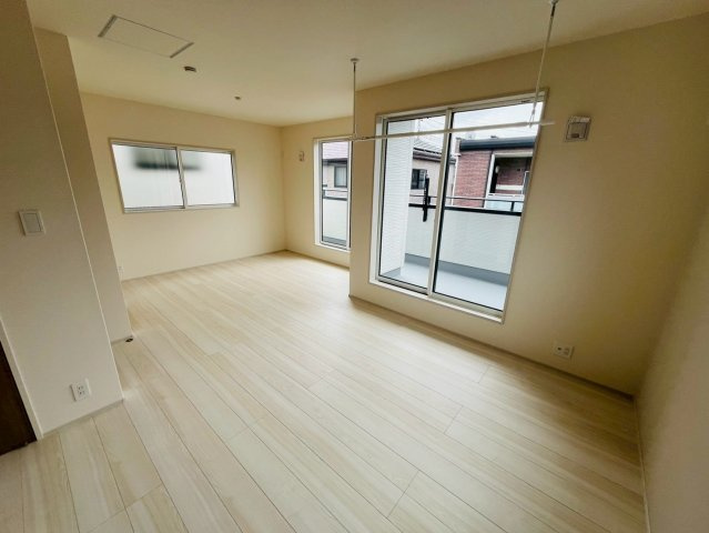 【BLOOMING GARDEN】　久喜市栗原4丁目　全3邸の洋室|〇１号棟　洋室　5.25帖+5.25帖〇
バルコニーに面した洋室は日当たり良好です！ウォークインクローゼット付き♪たっぷりの収納スペースで住空間もスッキリ広々します（＾＾）
2026年6月撮影
