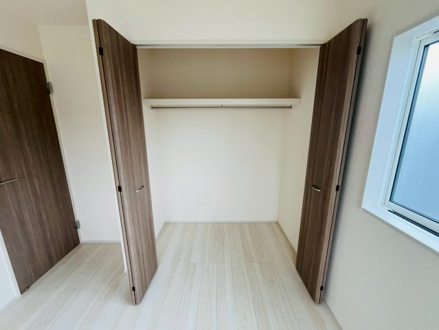 【BLOOMING GARDEN】　久喜市栗原4丁目　全3邸の収納|〇１号棟　クローゼット〇
クローゼットにはパイプハンガーが付いているので、お子様でも上手に収納することができます♪
2026年6月撮影