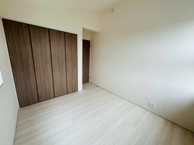 【BLOOMING GARDEN】　久喜市栗原4丁目　全3邸の洋室|〇１号棟　洋室　5帖〇
各居室に収納がございますので最大限お部屋を広く使うことができます♪
2026年6月撮影