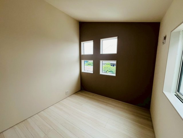 【BLOOMING GARDEN】　久喜市栗原4丁目　全3邸の洋室|〇１号棟　洋室　5帖〇
アクセントクロスがお洒落な洋室♪
2026年6月撮影