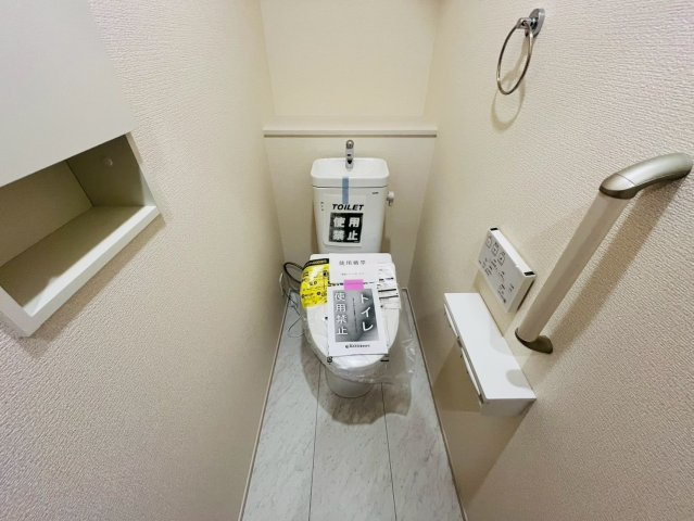 【BLOOMING GARDEN】　久喜市栗原4丁目　全3邸のトイレ|〇１号棟　トイレ〇
収納＆タオル掛け付きトイレ。ご家族が多いご家庭の方も安心の1、2階トイレ完備♪
2026年6月撮影