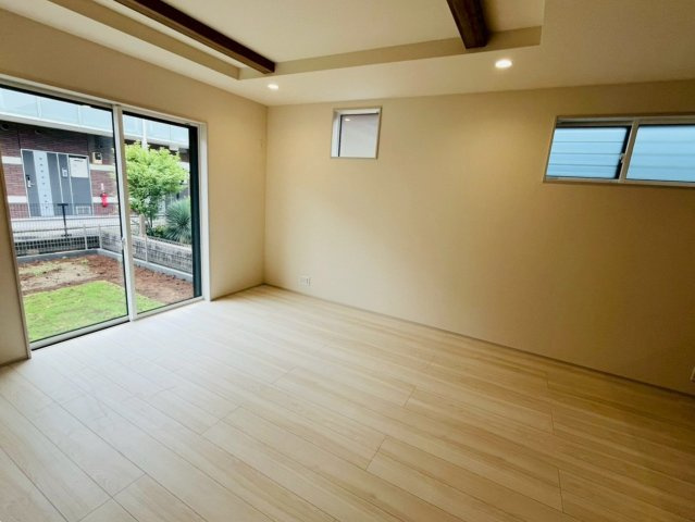 【BLOOMING GARDEN】　久喜市栗原4丁目　全3邸の居間・リビング|〇１号棟　リビング〇
南面に窓がございますので太陽の光を反射し、室内を明るく保つことができます（＾＾）
2026年6月撮影