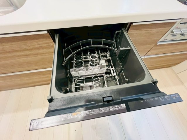 【BLOOMING GARDEN】　久喜市栗原4丁目　全3邸のキッチン|〇１号棟　キッチン〇
時短、節水にもなる食洗機付きキッチン♪洗い物を気にせずに食器が使えるので、ノンストレスで楽しくお料理を作ることができます（＾＾）
2026年6月撮影