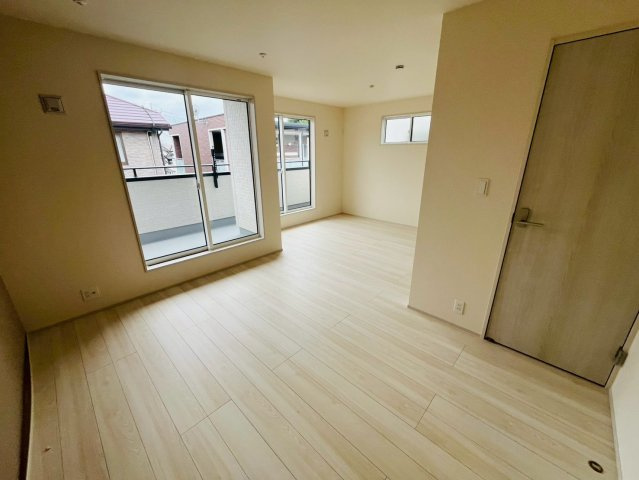 【BLOOMING GARDEN】　久喜市栗原4丁目　全3邸の洋室|〇２号棟　洋室　5.25帖+6帖〇
バルコニーに面した洋室は日当たり良好です！ウォークインクローゼット付き♪たっぷりの収納スペースで住空間もスッキリ広々します（＾＾）
2026年6月撮影