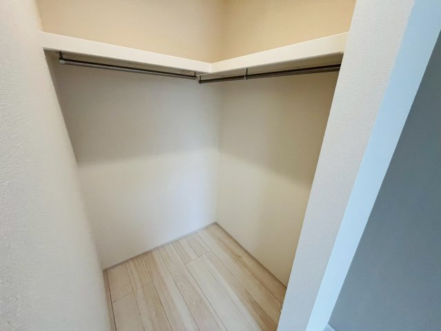 【BLOOMING GARDEN】　久喜市栗原4丁目　全3邸の収納|〇２号棟　ウォークインクローゼット〇
パイプや枕棚で空間を立体的に使います。衣類の種類や使用頻度に合わせて整頓できます♪
2026年6月撮影