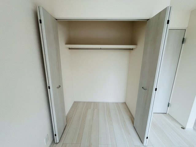 【BLOOMING GARDEN】　久喜市栗原4丁目　全3邸の収納|〇２号棟　クローゼット〇
クローゼットにはパイプハンガーが付いているので、お子様でも上手に収納することができます♪
2026年6月撮影