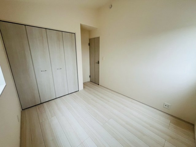 【BLOOMING GARDEN】　久喜市栗原4丁目　全3邸の洋室|〇２号棟　洋室　5帖〇
各居室に収納がございますので最大限お部屋を広く使うことができます♪
2026年6月撮影