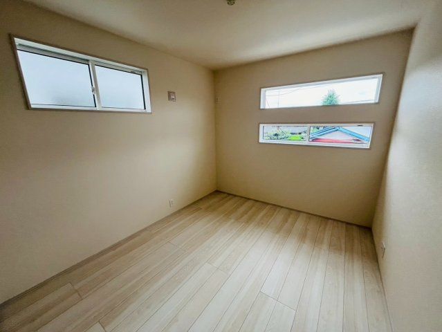 【BLOOMING GARDEN】　久喜市栗原4丁目　全3邸の洋室|〇２号棟　洋室　5帖〇
窓から明るい日差しが差し込みます♪
2026年6月撮影