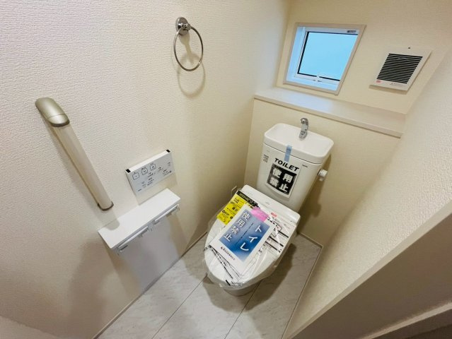【BLOOMING GARDEN】　久喜市栗原4丁目　全3邸のトイレ|〇２号棟　トイレ〇
手摺り＆タオル掛け付きトイレ。ご家族が多いご家庭の方も安心の1、2階トイレ完備♪
2026年6月撮影