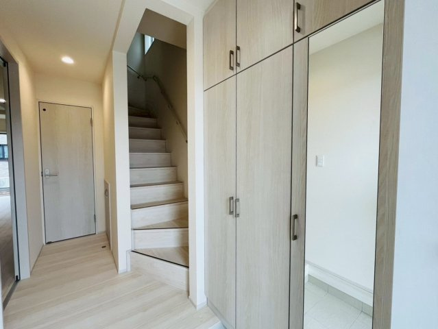 【BLOOMING GARDEN】　久喜市栗原4丁目　全3邸の玄関|〇２号棟　玄関〇
おうちの顔である玄関は大切なお客様をお迎えする大切な空間です。玄関収納の扉は姿見になっております。お出かけ前の身だしなみチェックもばっちりです♪
2026年6月撮影