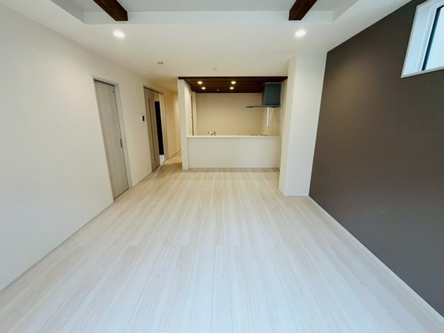 【BLOOMING GARDEN】　久喜市栗原4丁目　全3邸の居間・リビング|〇２号棟　リビング〇
奥行きのあるリビング。対面キッチンなので、家族との会話を楽しみながら料理を作ることができます♪
2026年6月撮影