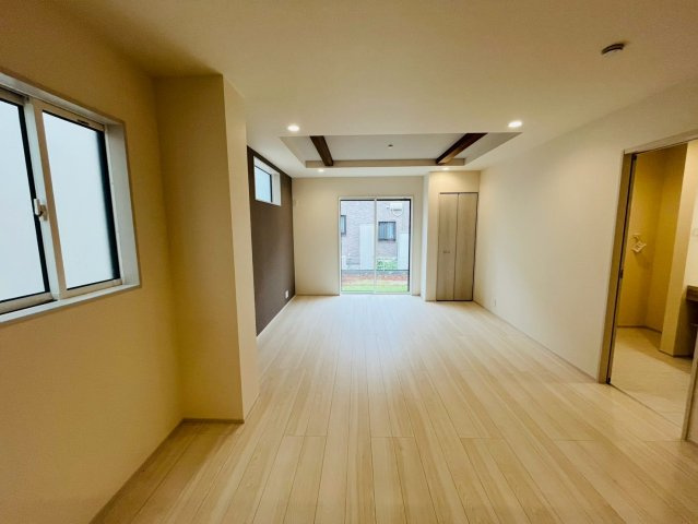 【BLOOMING GARDEN】　久喜市栗原4丁目　全3邸の居間・リビング|〇２号棟　リビング〇
南面に窓がございますので太陽の光を反射し、室内を明るく保つことができます（＾＾）
2026年6月撮影