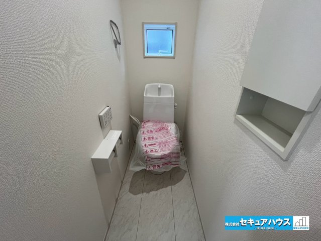 【今からご案内可能】知多市つつじが丘3丁目　全2棟の玄関|【高機能トイレ】
◆高機能トイレの多くは便器のフタの開閉が自動であり、使用後に手動で水を流す面倒もなく非常に便利です。スタイリッシュな見た目で、お掃除しやすく、節水効果が高いです。
