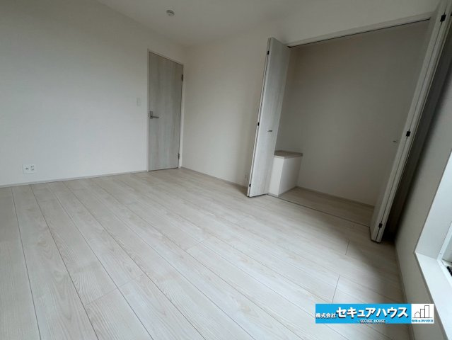 【今からご案内可能】知多市つつじが丘3丁目　全2棟の洋室|【洋室】
◆広々とした居住空間は日々の暮らしを彩り、心のやすらぎと満足感を与えてくれます。通風と採光を考慮した設計は子供たちはのびのび育ち、家族でくつろぎと団らんを生み出します。