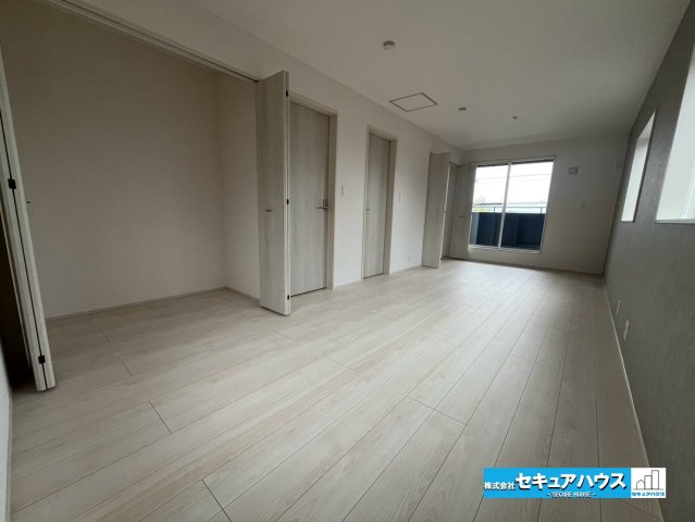 【今からご案内可能】知多市つつじが丘3丁目　全2棟の洋室|【洋室】
◆家族一人ひとりの大切なプライベート空間。趣味に合わせて使って頂けるようシンプルに仕上げてあります。暮らし心地を大きく左右する収納を、適材適所に配置し使い勝手を考慮しました。　