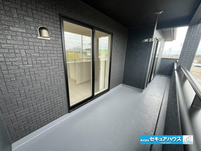 【今からご案内可能】知多市つつじが丘3丁目　全2棟のその他共用部分|【バルコニー】
◆見晴らしもよく、太陽の温かな温もりをめいっぱい受け止めてくれます。
太陽の光と爽やかな風を受けたお洗濯物はあっという間に乾き、取りこむ時には太陽の匂いを感じられそうですね。　