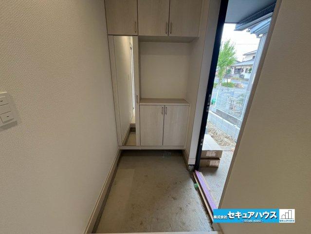 【今からご案内可能】知多市つつじが丘3丁目　全2棟の玄関|【玄関】
◆お家に出会う人々を迎える玄関だからこそ、広々清潔感あふれる空間にしたいものです。採光・通風にも配慮された設計で毎日明るい空間をキープします♪